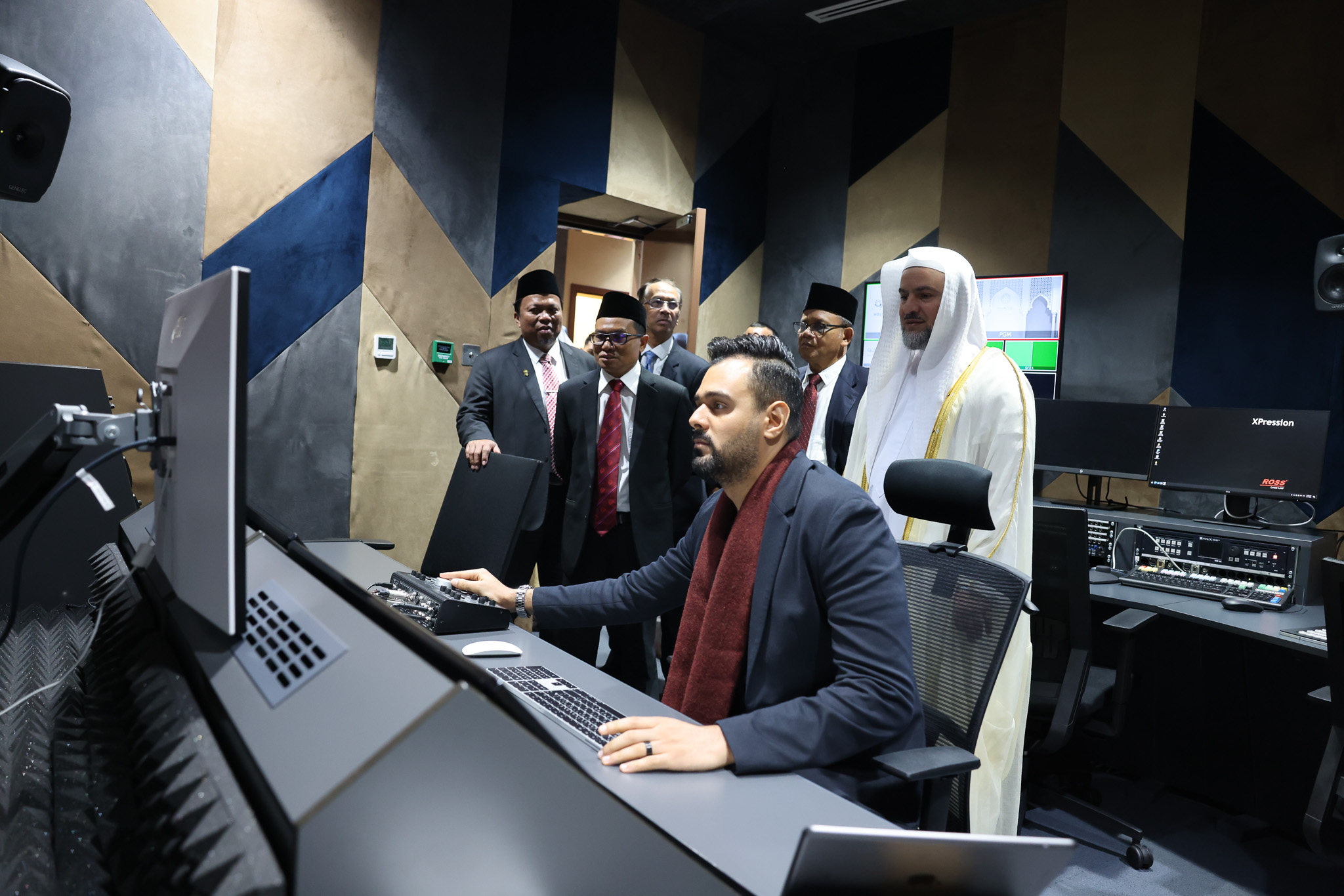 قنصل إندونيسيا ورئيس الجامعة الإسلامية يشيدان بمجمع القرآن