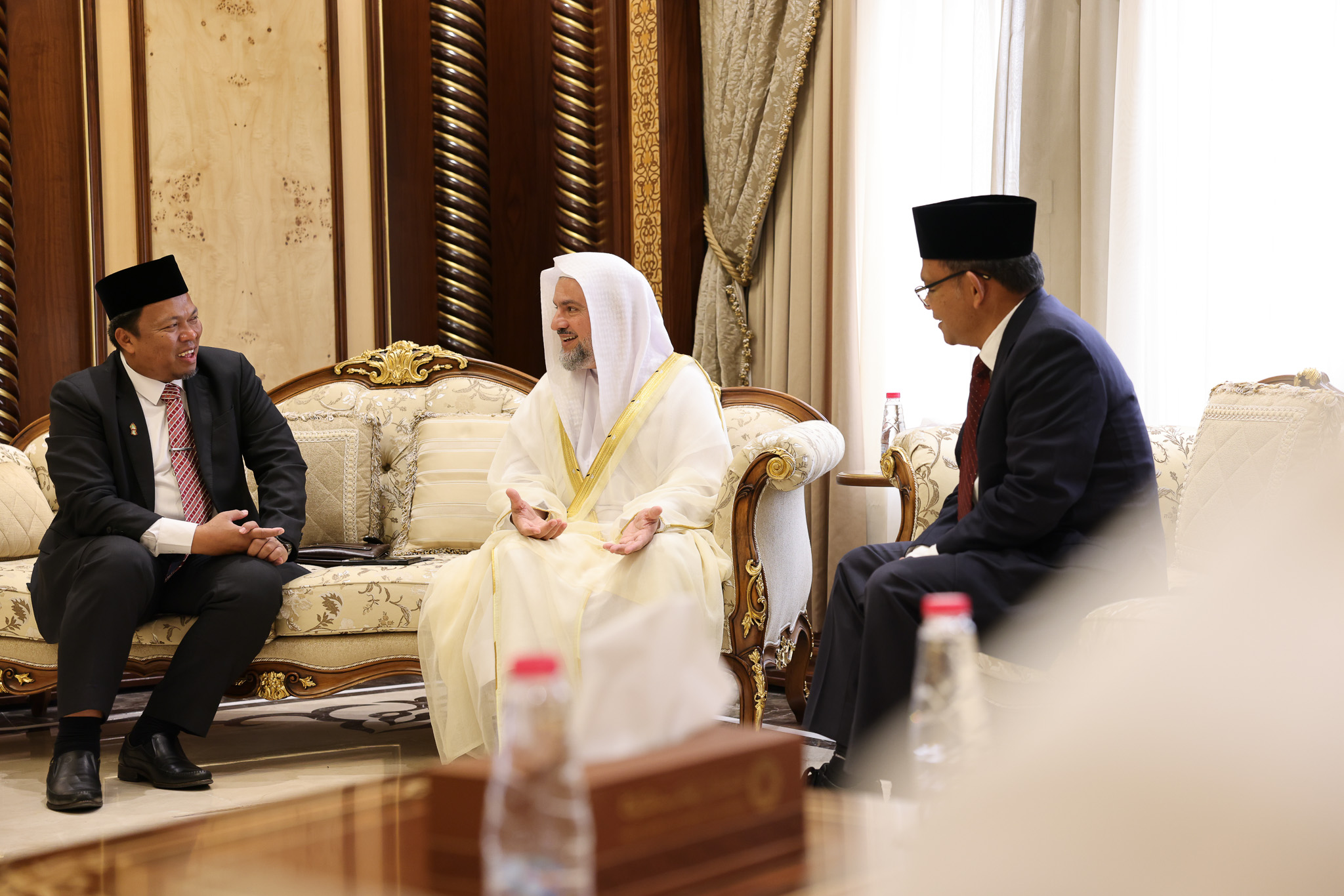 قنصل إندونيسيا ورئيس الجامعة الإسلامية يشيدان بمجمع القرآن
