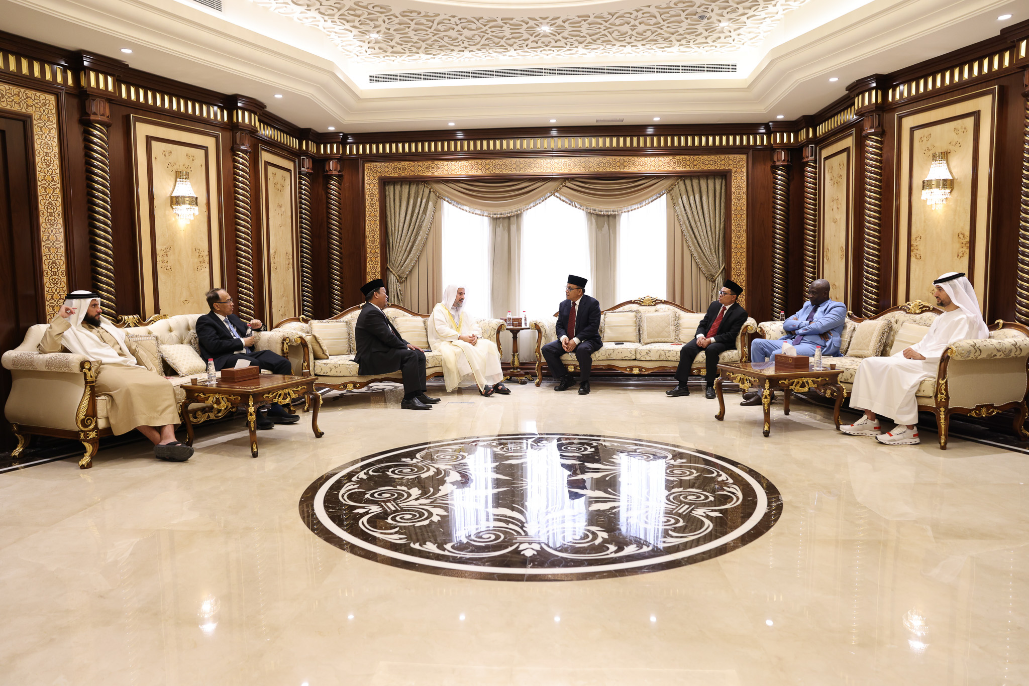 قنصل إندونيسيا ورئيس الجامعة الإسلامية يشيدان بمجمع القرآن