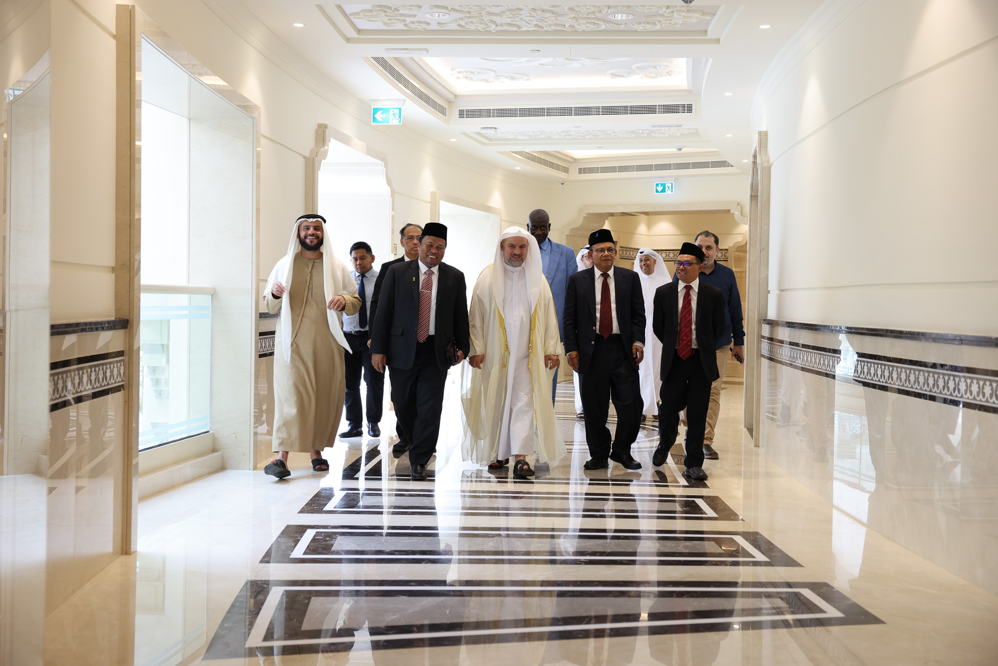 قنصل إندونيسيا ورئيس الجامعة الإسلامية يشيدان بمجمع القرآن