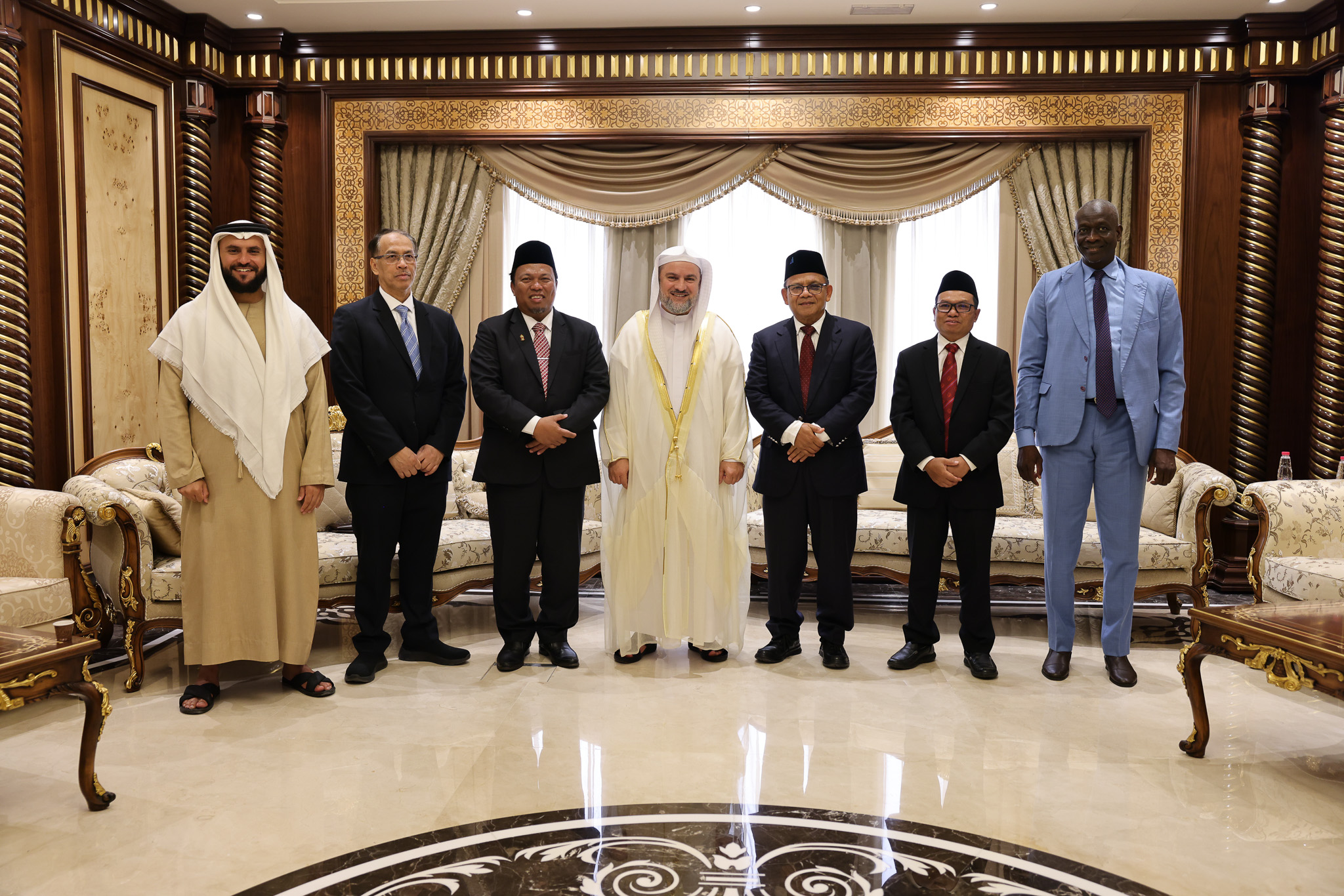 قنصل إندونيسيا ورئيس الجامعة الإسلامية يشيدان بمجمع القرآن