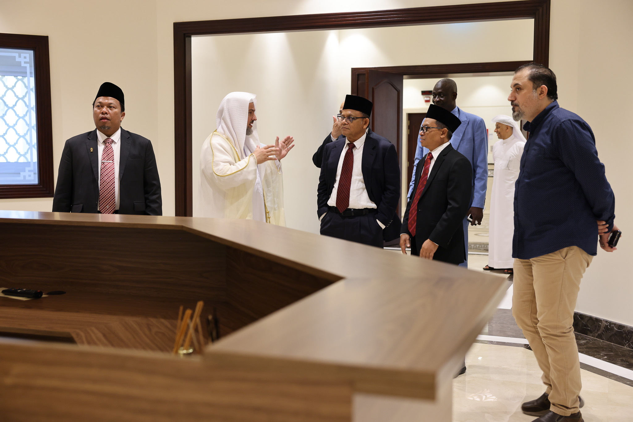 قنصل إندونيسيا ورئيس الجامعة الإسلامية يشيدان بمجمع القرآن