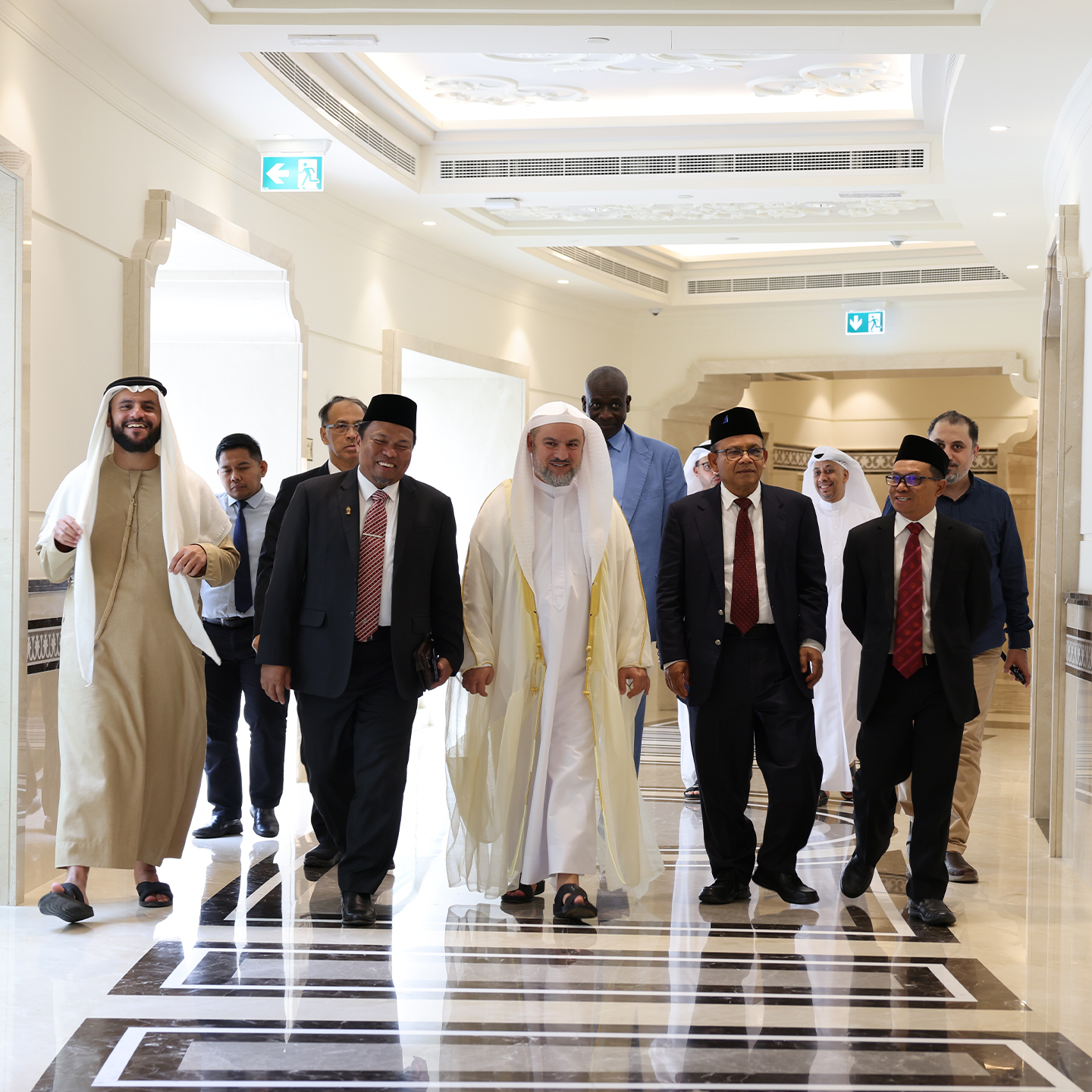 قنصل إندونيسيا ورئيس الجامعة الإسلامية يشيدان بمجمع القرآن